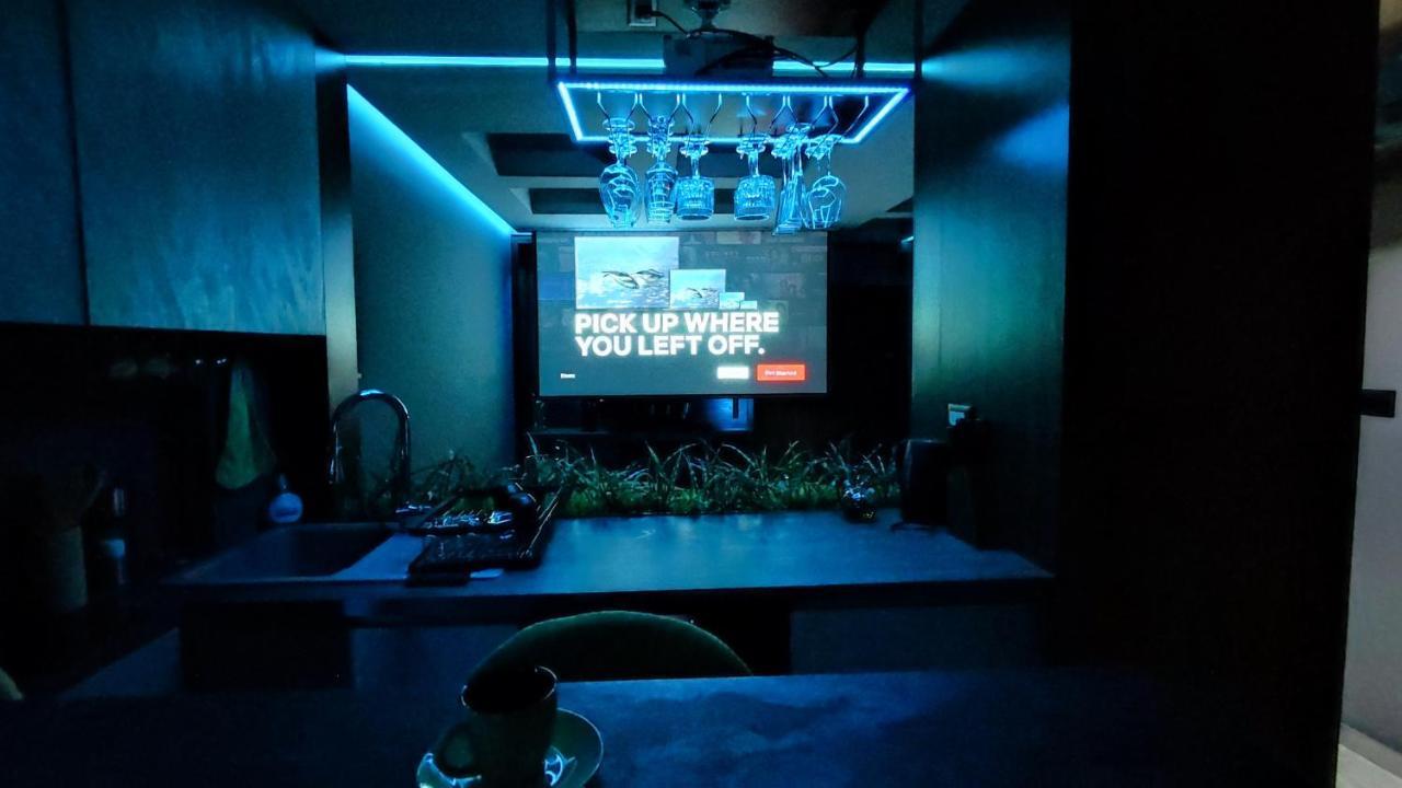 Smart Luxury Penthouse Suites - Private Sauna, Hot-Tub, Home Cinema At The Best Location In سكوبجي المظهر الخارجي الصورة