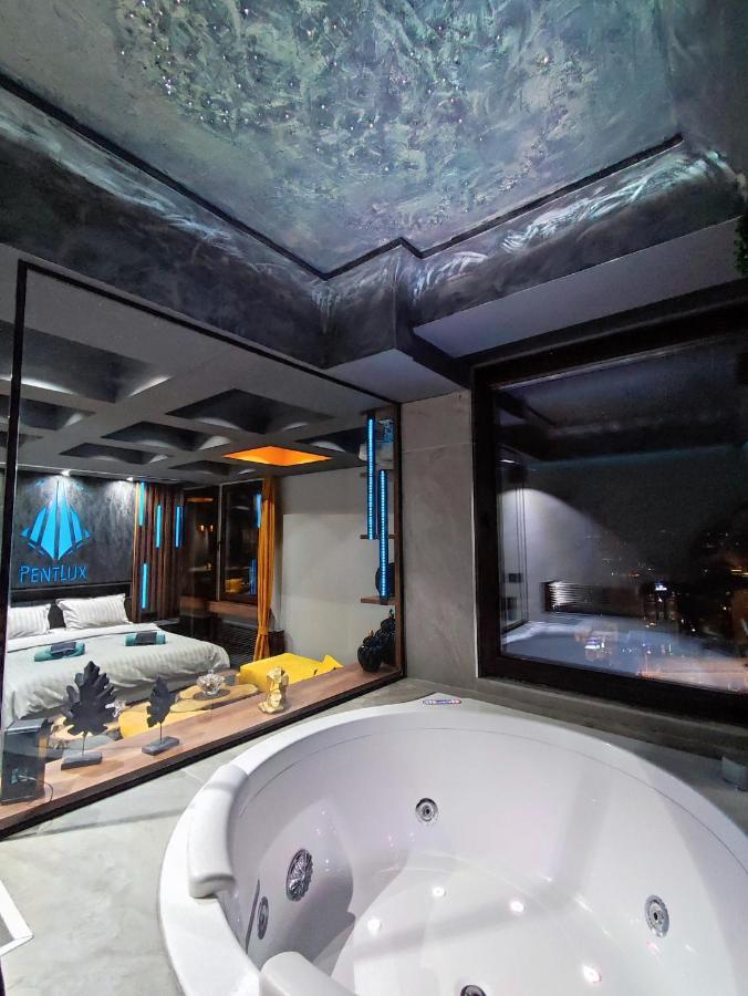 Smart Luxury Penthouse Suites - Private Sauna, Hot-Tub, Home Cinema At The Best Location In سكوبجي المظهر الخارجي الصورة