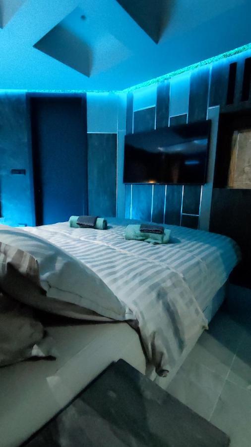Smart Luxury Penthouse Suites - Private Sauna, Hot-Tub, Home Cinema At The Best Location In سكوبجي المظهر الخارجي الصورة
