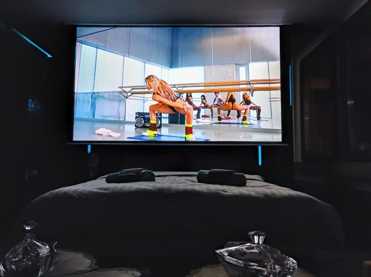 Smart Luxury Penthouse Suites - Private Sauna, Hot-Tub, Home Cinema At The Best Location In سكوبجي المظهر الخارجي الصورة