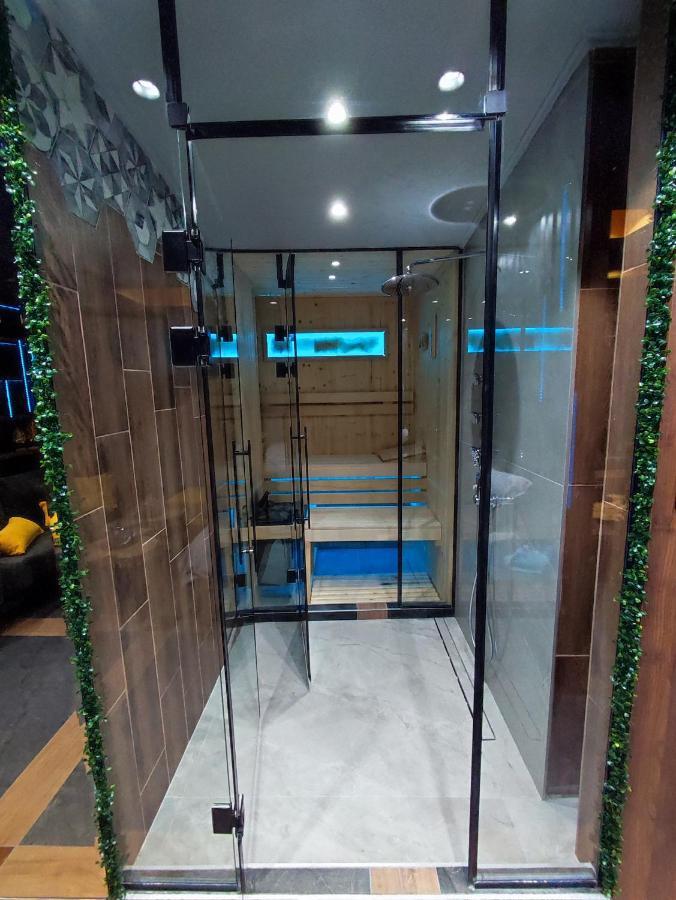 Smart Luxury Penthouse Suites - Private Sauna, Hot-Tub, Home Cinema At The Best Location In سكوبجي المظهر الخارجي الصورة
