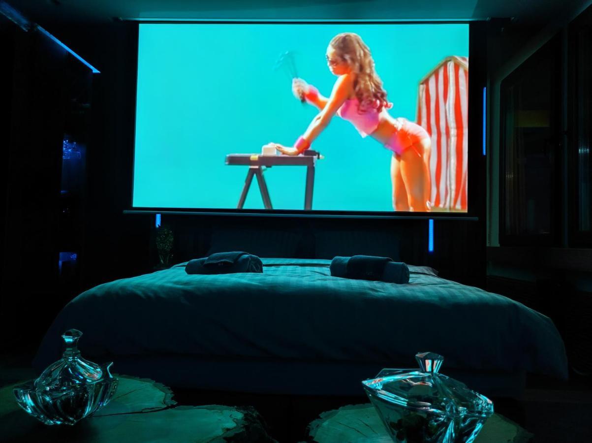 Smart Luxury Penthouse Suites - Private Sauna, Hot-Tub, Home Cinema At The Best Location In سكوبجي المظهر الخارجي الصورة