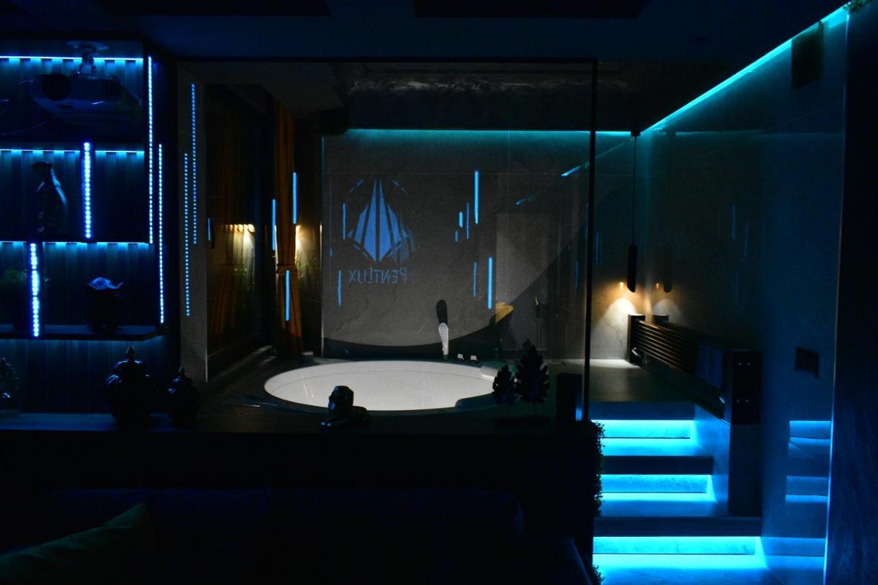 Smart Luxury Penthouse Suites - Private Sauna, Hot-Tub, Home Cinema At The Best Location In سكوبجي المظهر الخارجي الصورة