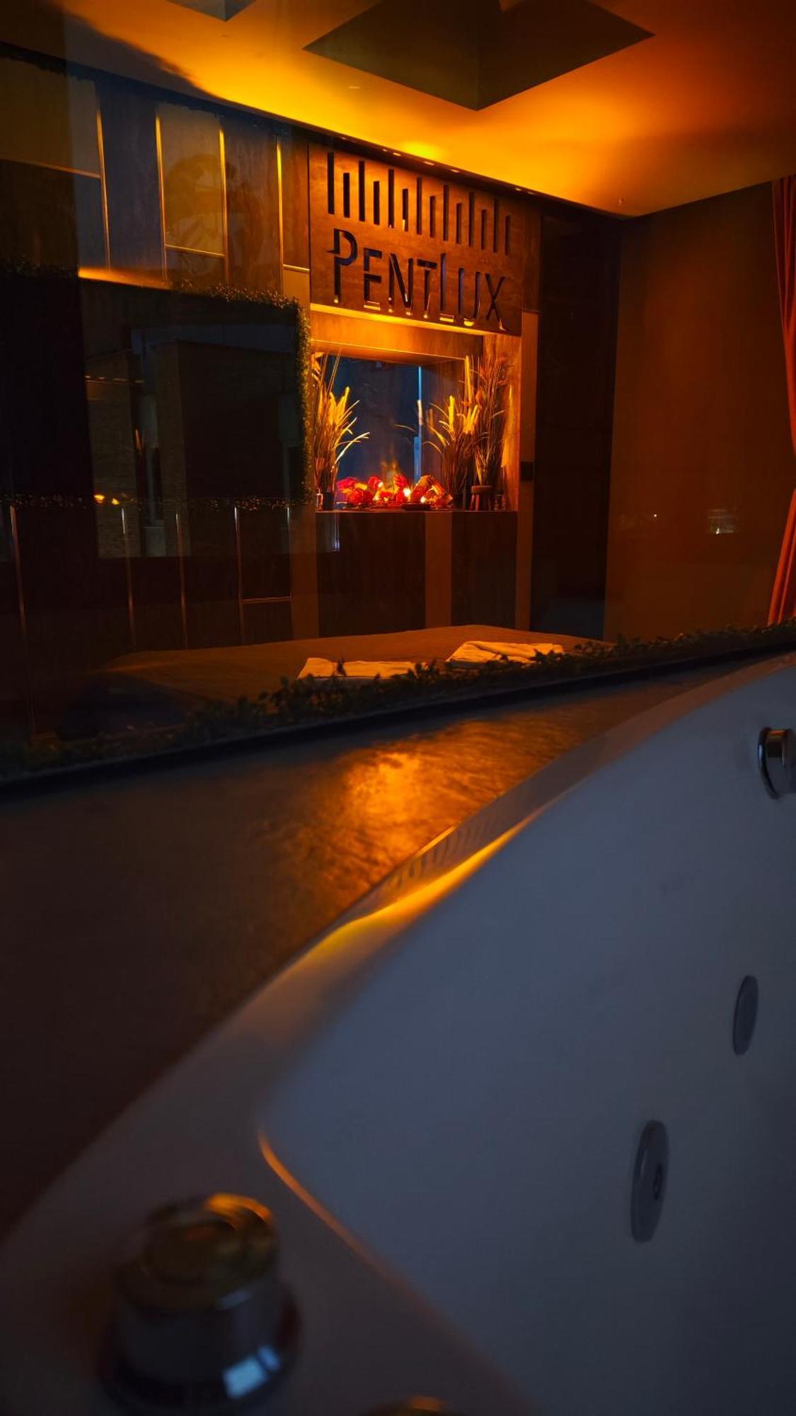 Smart Luxury Penthouse Suites - Private Sauna, Hot-Tub, Home Cinema At The Best Location In سكوبجي المظهر الخارجي الصورة